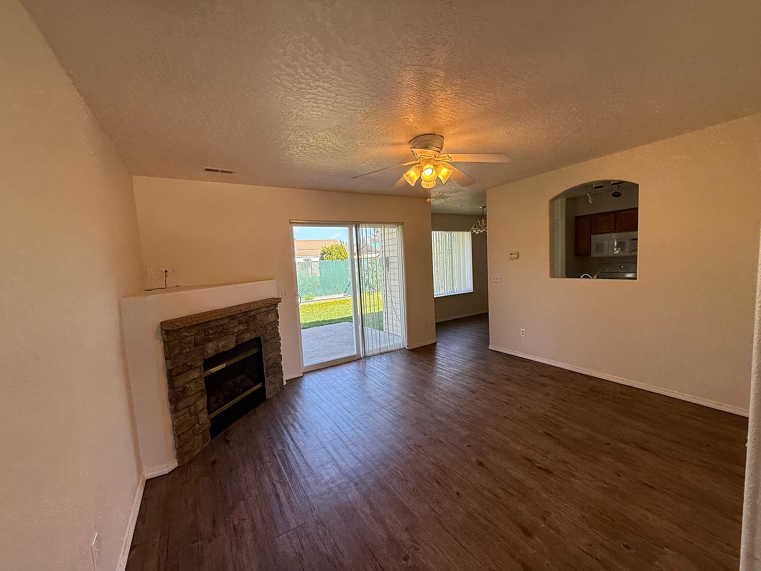 3 bed, 2.5 bath, 1219 sqft, $1,775 — Photo 2