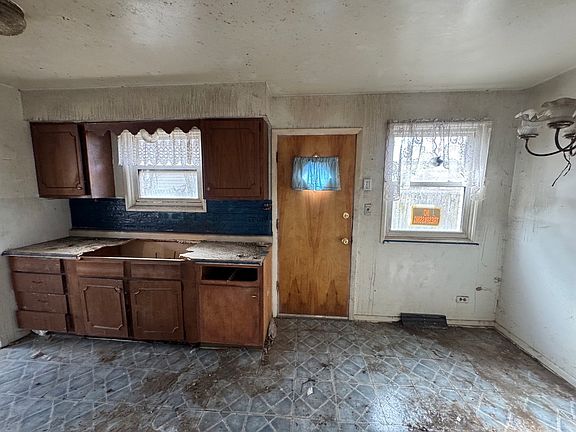 3rd image of 14524 Vail Ave