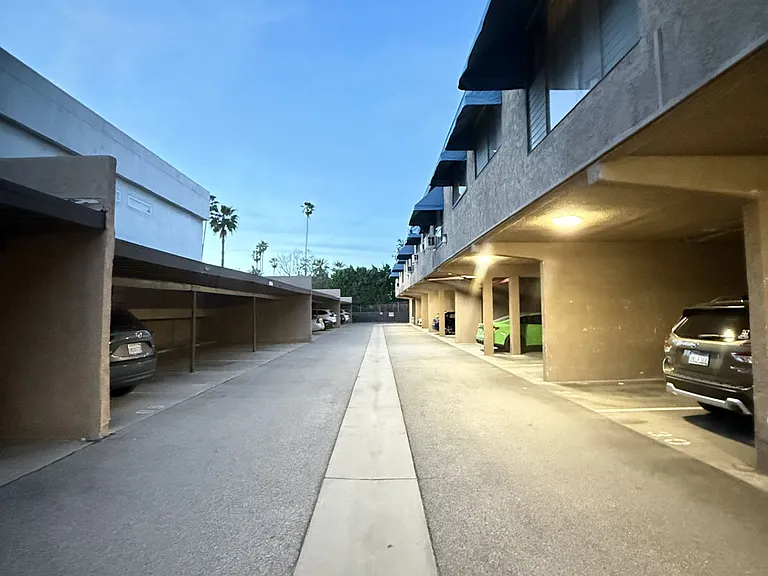 Encino Royal — Photo 9