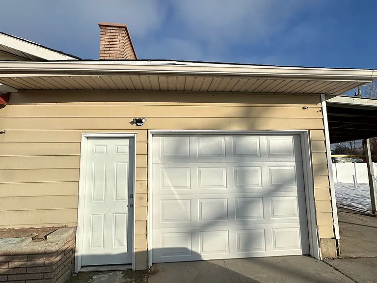 906 E Elm St — Photo 26