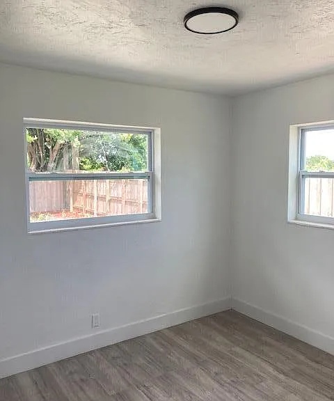 341 SW 15th St — Photo 4