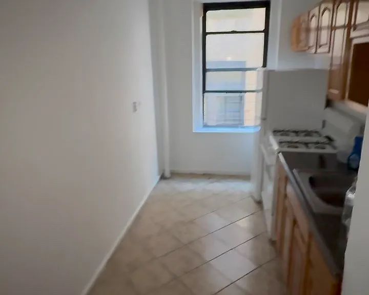 Carpenter Ave — Photo 1