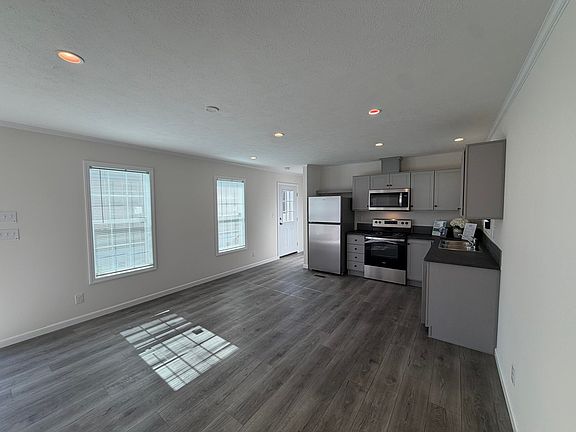 2nd image of 128 3rd Ave #128