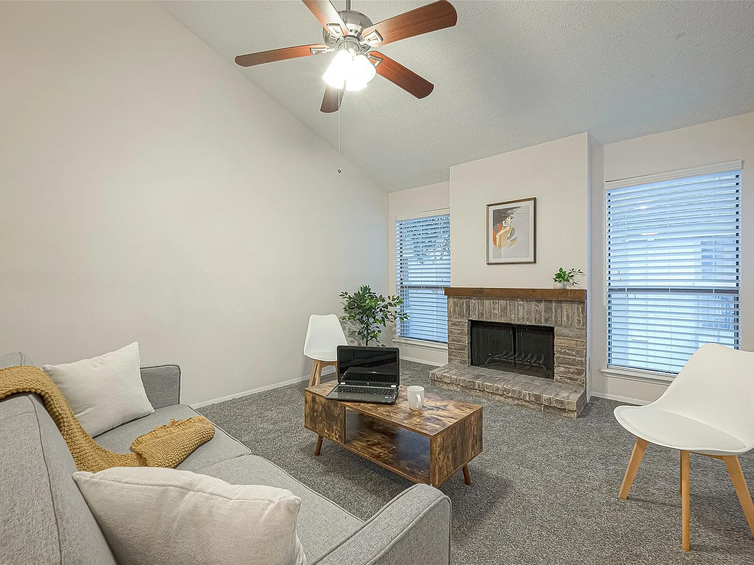 1 bed, 1.0 bath, 729 sqft, $1,150 — Photo 2