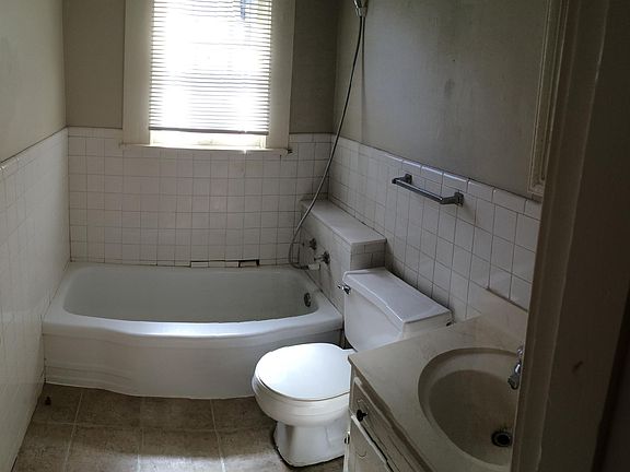 4th image of 831 Watkins St