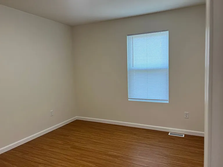476 London Ct — Photo 18