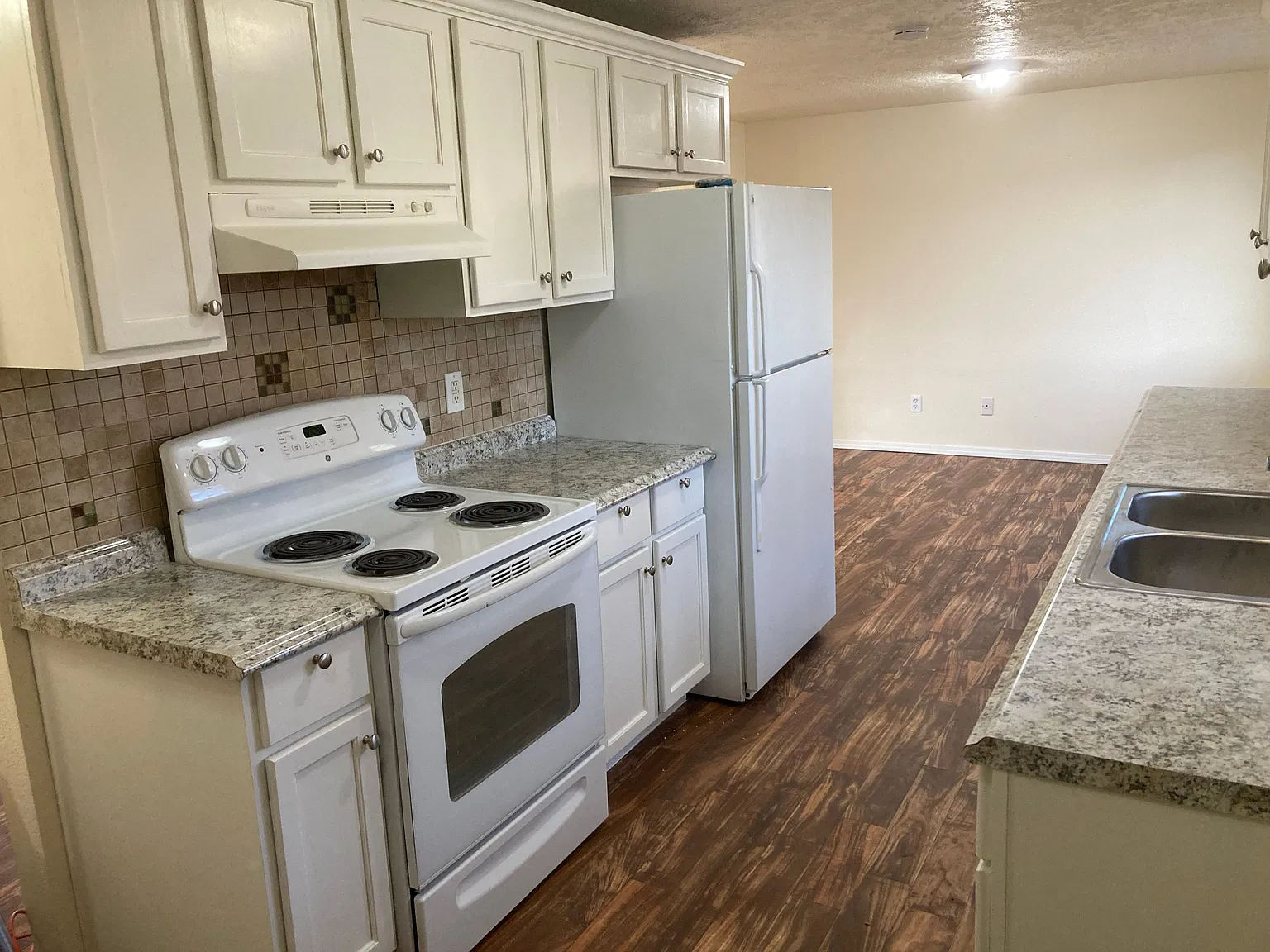 3 bed, 1.0 bath, 1056 sqft, $1,430 — Photo 3