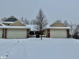 686 Shoreline Dr, Fenton, MI 48430