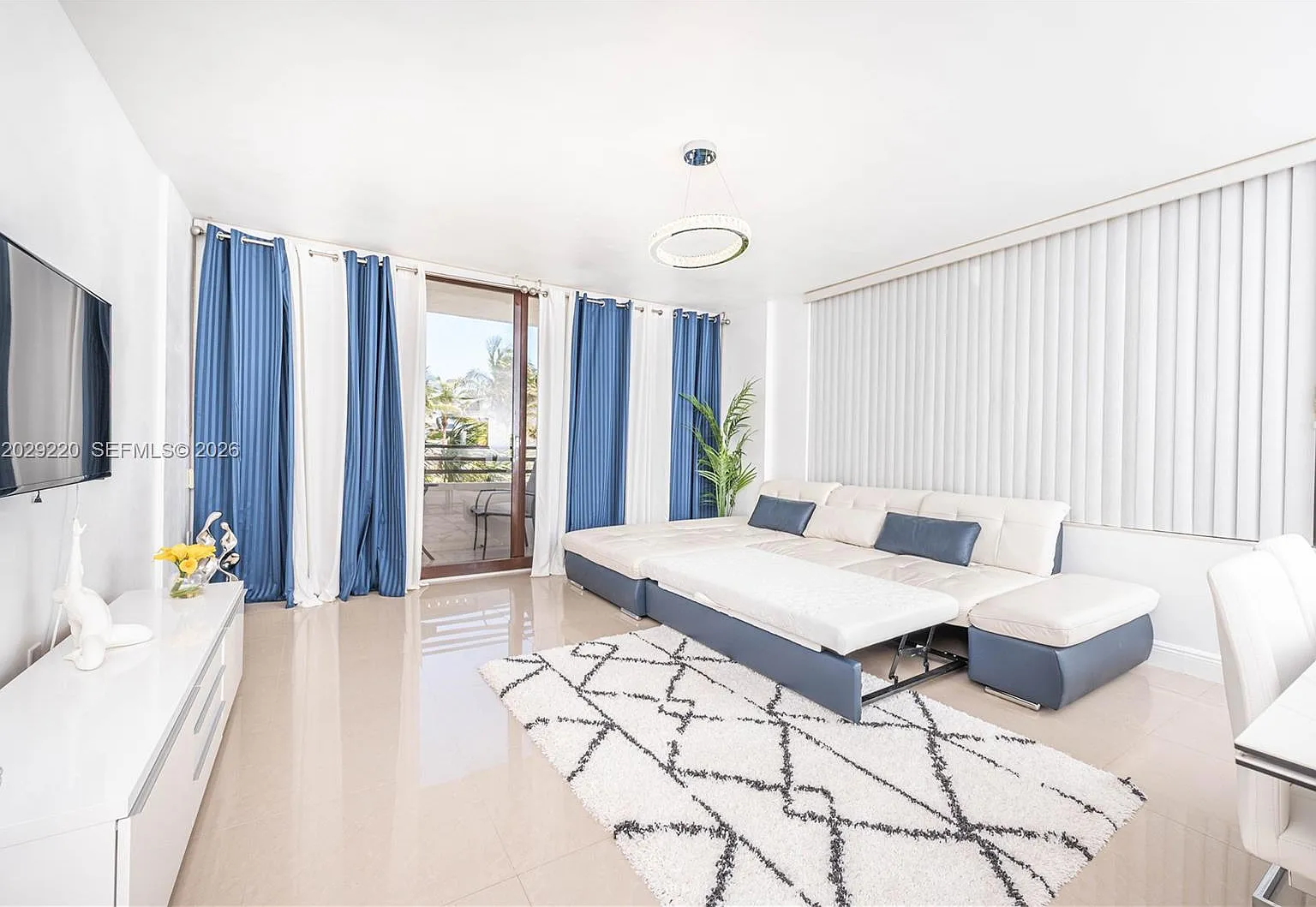 Alexander Towers Condo — Photo 4