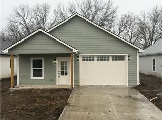 904 Chestnut St, Osawatomie, KS 66064