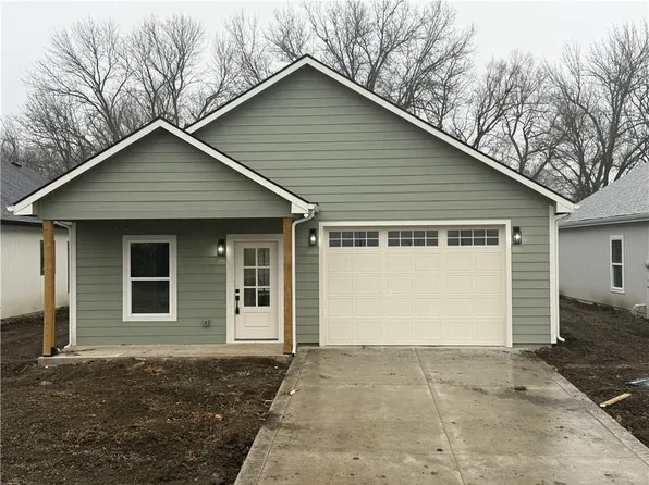 904 Chestnut St, Osawatomie, KS 66064