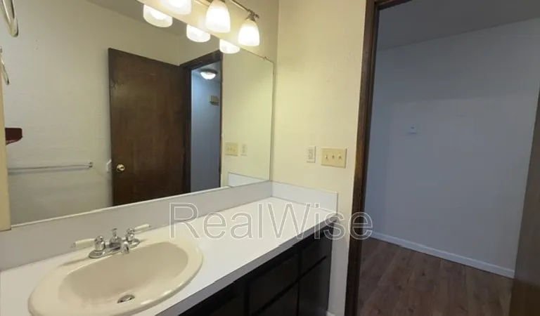 550 SE Center St — Photo 14