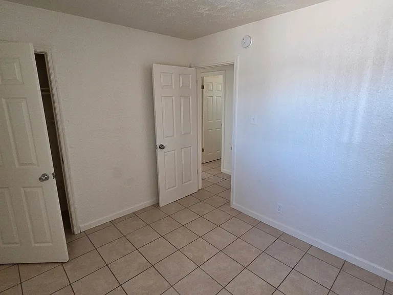 2433 E Cameron Vis — Photo 17