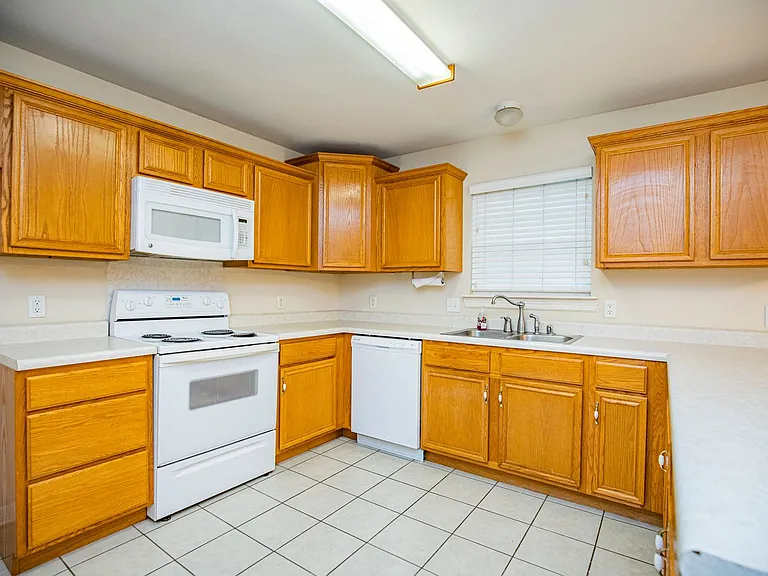908 SW Cheyenne Dr — Photo 6
