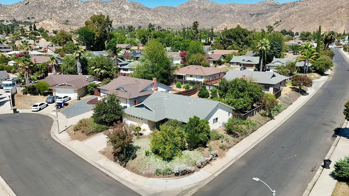 4 bed, 2.0 bath, 1597 sqft, $3,850 — Photo 3