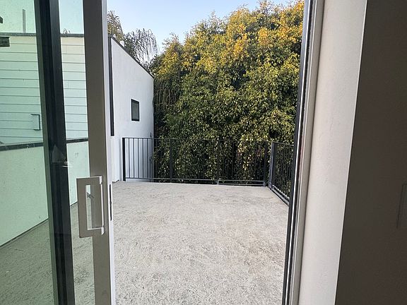 5th image of 2521 Columbia St #1