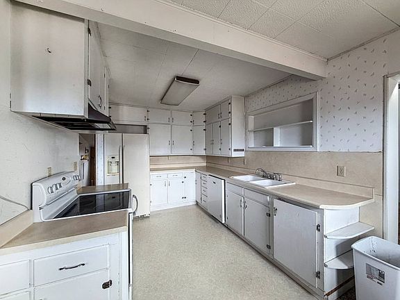 4th image of 204 3rd St NE