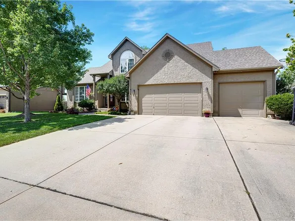 826 Trailway Dr, Raymore, MO 64083