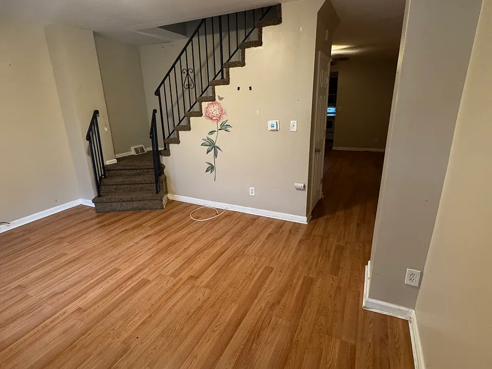 8 Rhodes Ave
