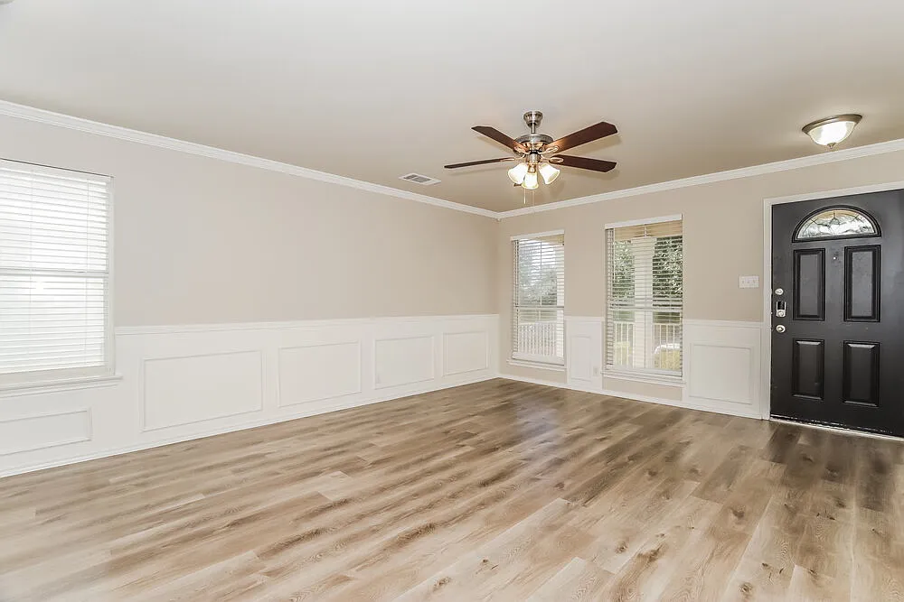 5 bed, 3.5 bath, 2415 sqft, $2,040 — Photo 4
