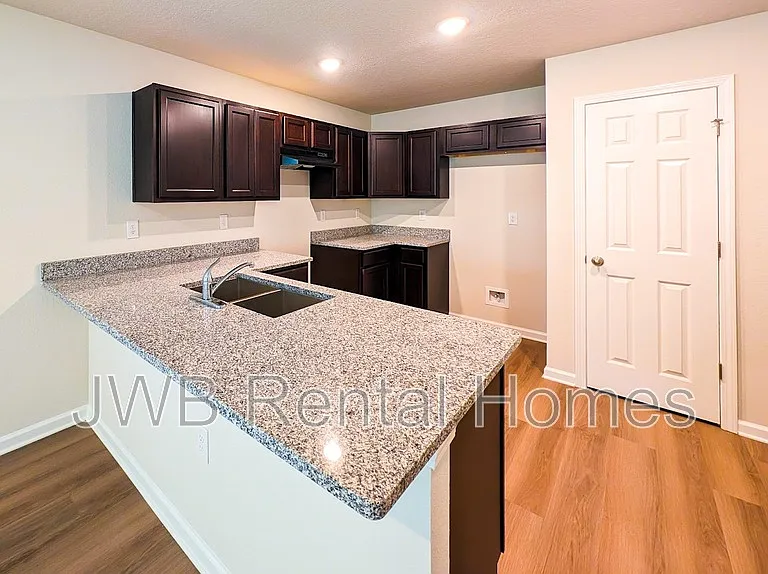 1503 W 6th St — Photo 2