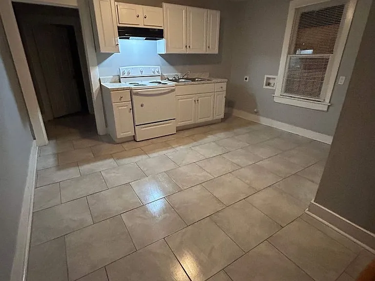 1452 Oaklawn St — Photo 8