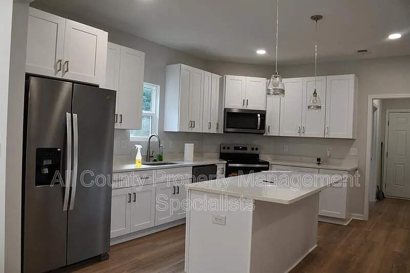 3 bed, 2.5 bath, $1,950 — Photo 4