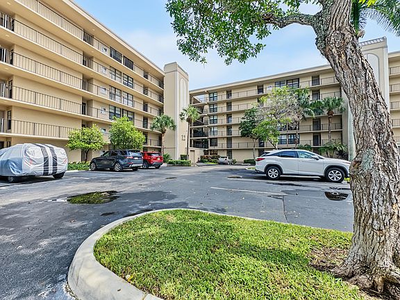 4th image of 12 Royal Palm Way #2050