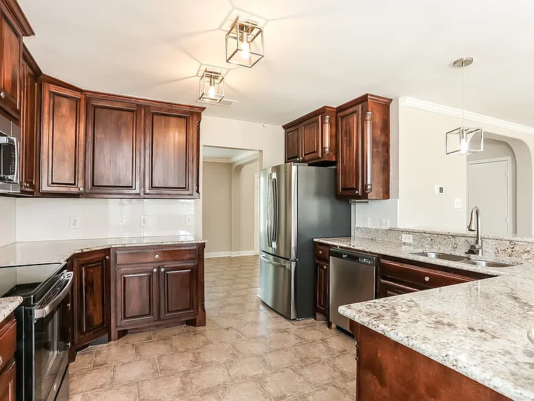 1110 Hampton Dr — Photo 8