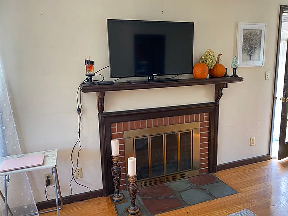 2nd image of 384 Abbott St