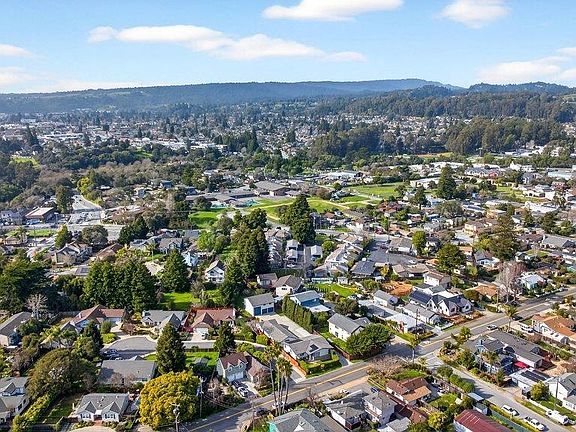 5th image of 1021 Webster St