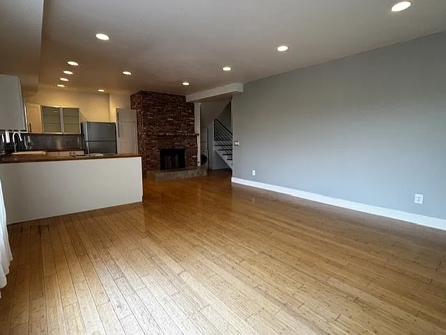 Lots of light. Tall ceilings. Recessed lighting.