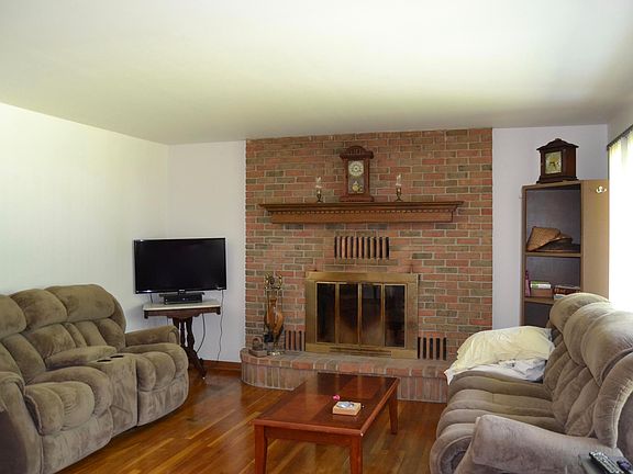2nd image of 1565 Ditmore Stroll