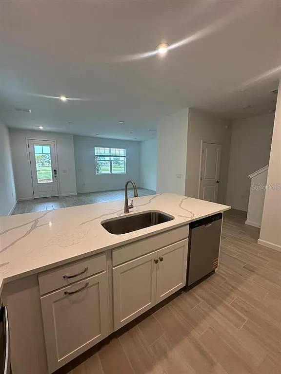 4 bed, 2.5 bath, 1678 sqft, $3,000 — Photo 4