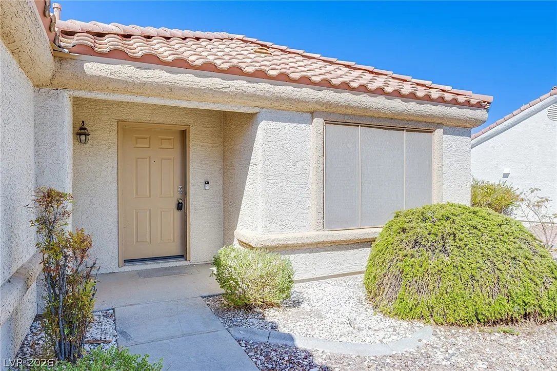 3 bed, 2.0 bath, 1829 sqft, $2,300 — Photo 3