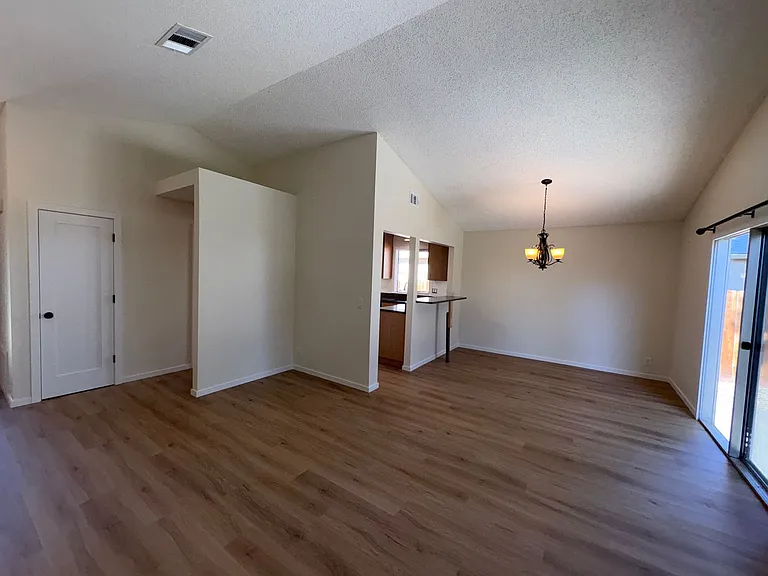 1006 Longspur Dr — Photo 4