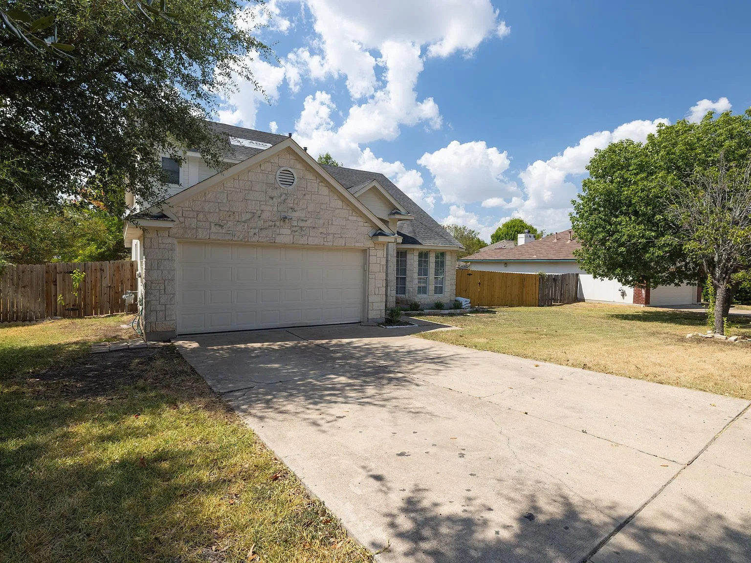 3 bed, 2.5 bath, 2238 sqft, $2,300 — Photo 2