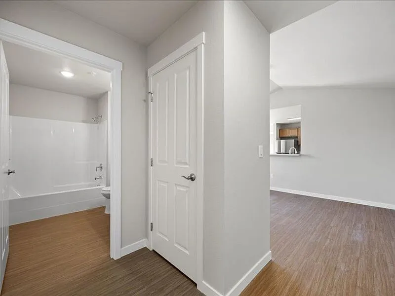 2 bed, 2.0 bath, 960 sqft, $1,661 — Photo 4