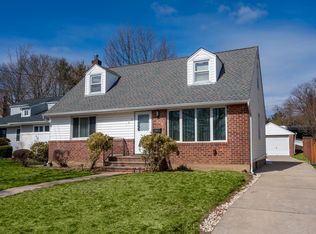 102 Nassau Dr, Albertson, NY 11507
