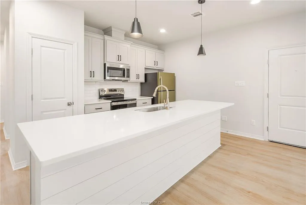 6 bed, 6.5 bath, 2446 sqft, $4,950 — Photo 4