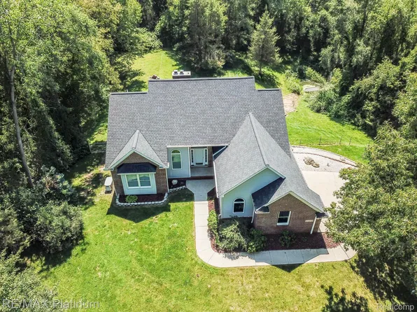 10193 Cedar Lake Rd, Pinckney, MI 48169