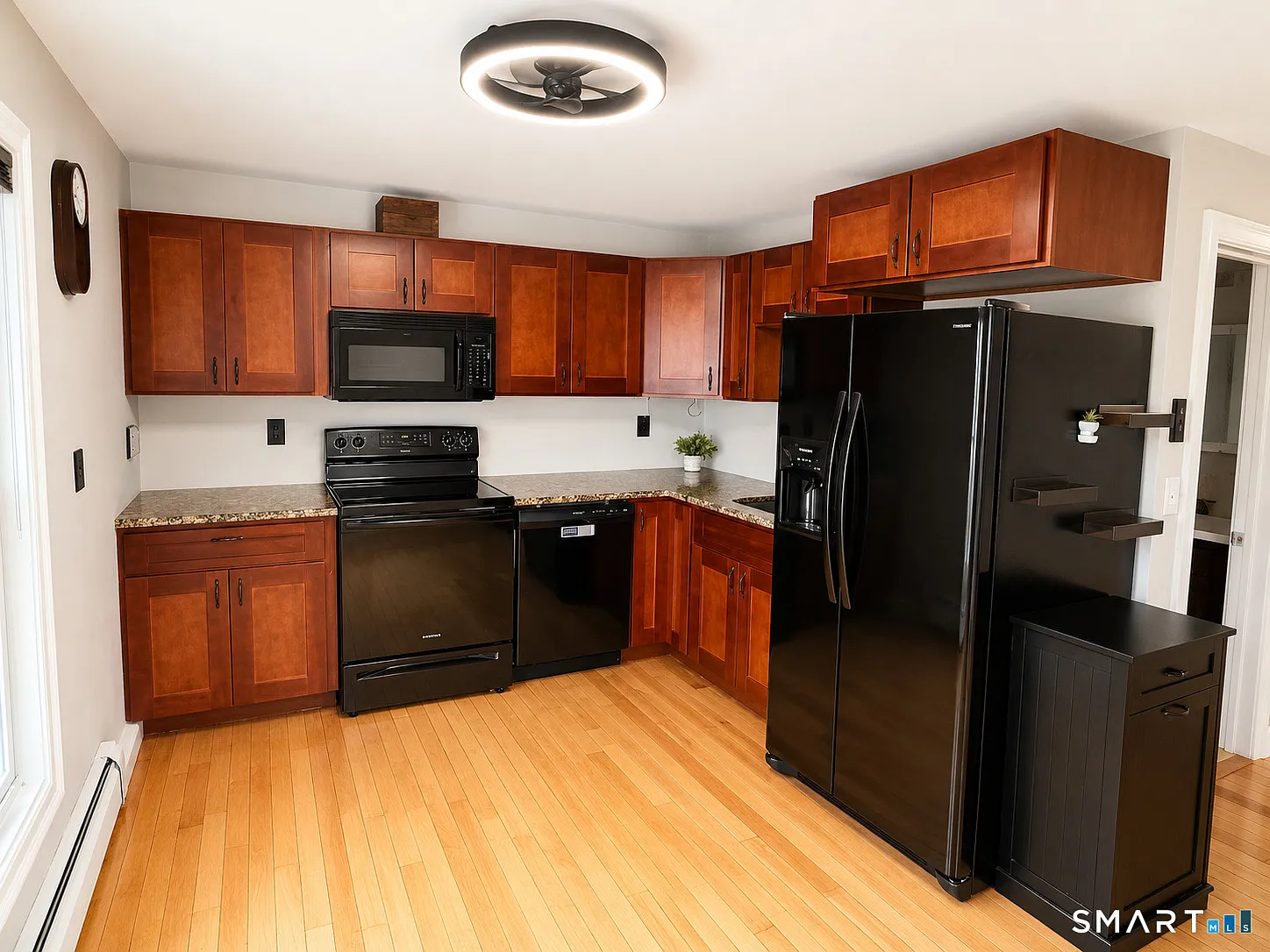 3 bed, 1.5 bath, 1100 sqft, $1,880 — Photo 2
