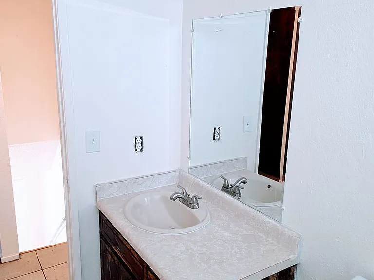 211 W Ash St — Photo 9