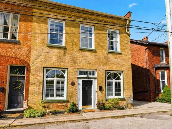 16 Hatt St, Hamilton, ON L9H 2E8