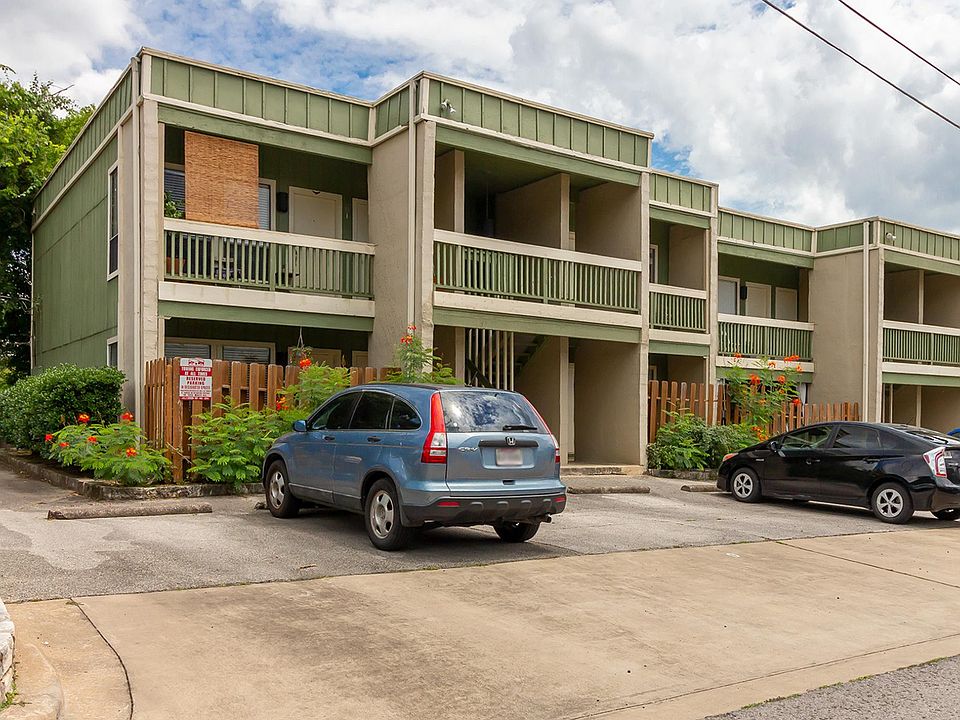corner unit, 1st floor! best location!