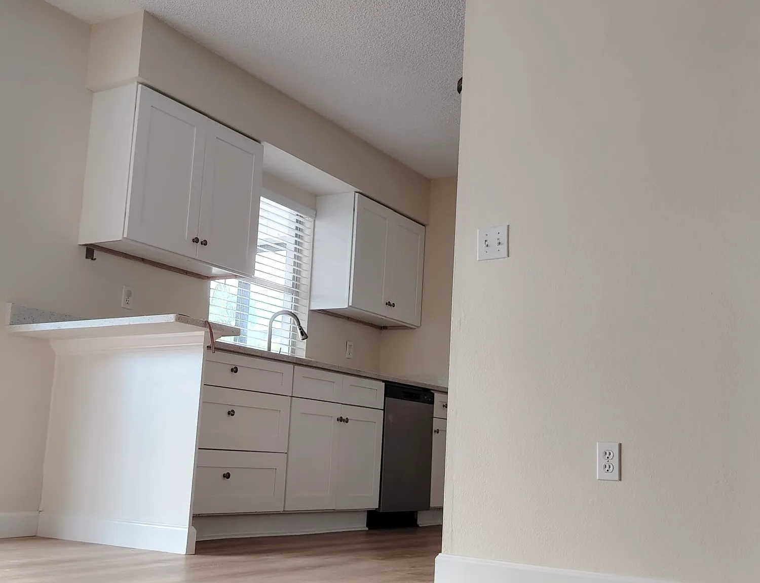 3 bed, 1.5 bath, 1500 sqft, $2,300 — Photo 3