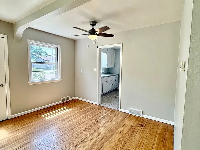 739 4th St NE — Photo 5