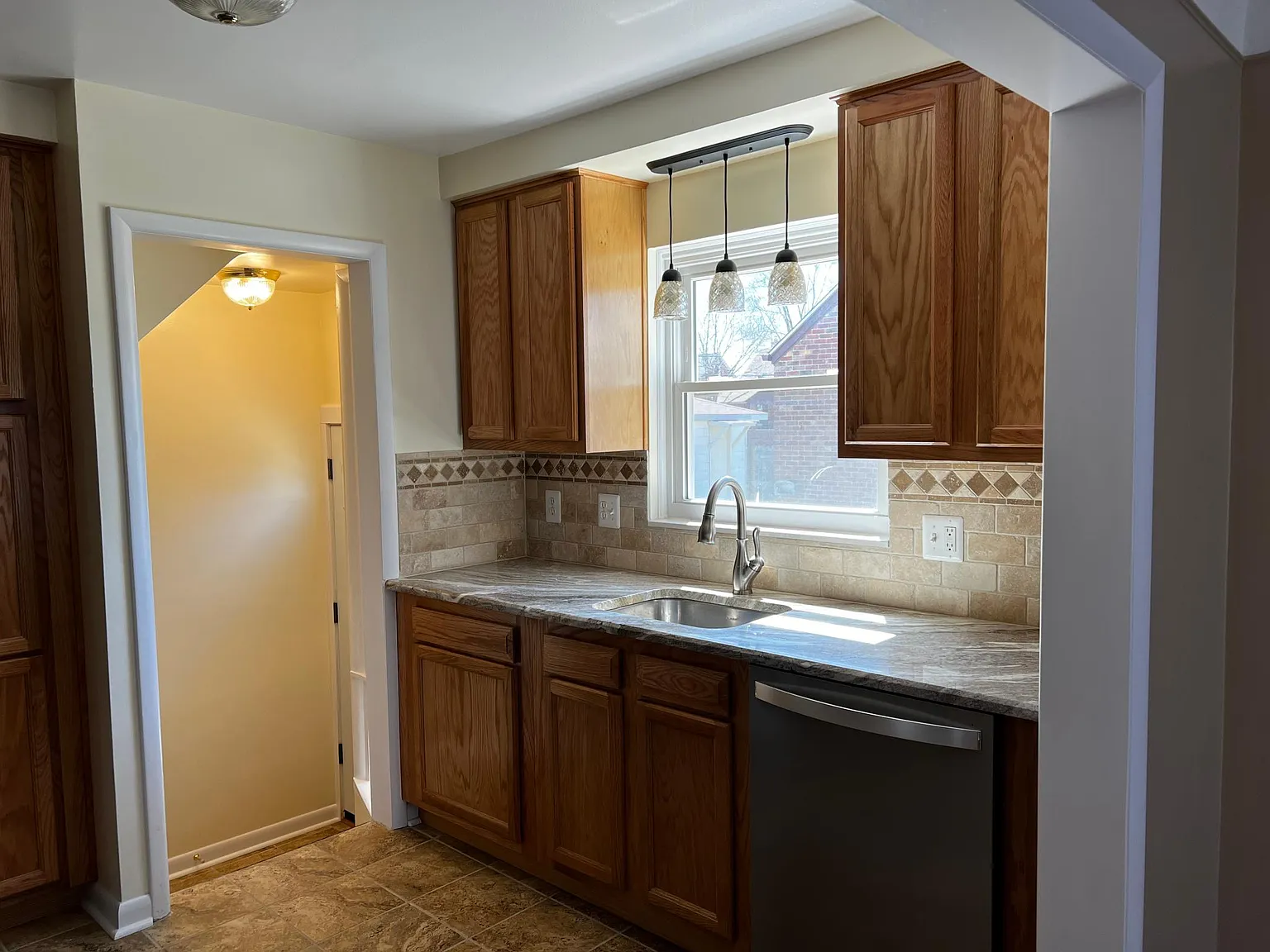 3 bed, 1233 sqft, $2,000 — Photo 2