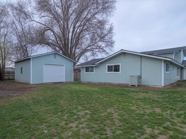 1043 NW Golf Course Dr, Madras, OR 97741