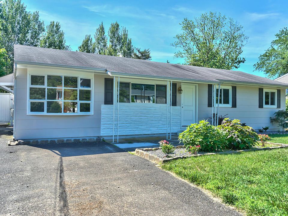 1st image of 22 Forest Valley Dr